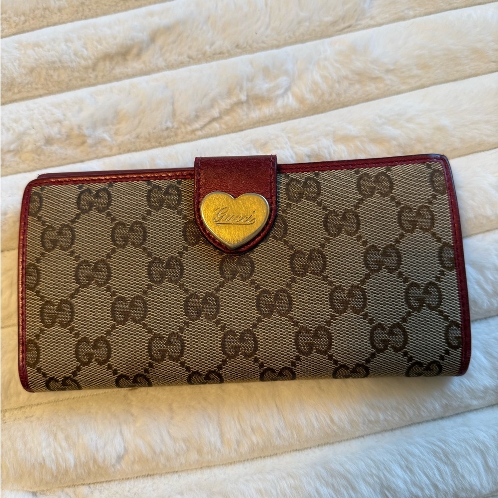 VGC Authentic Gucci Long Wallet w/GG monogram canvas & Heart Shaped Snap closure